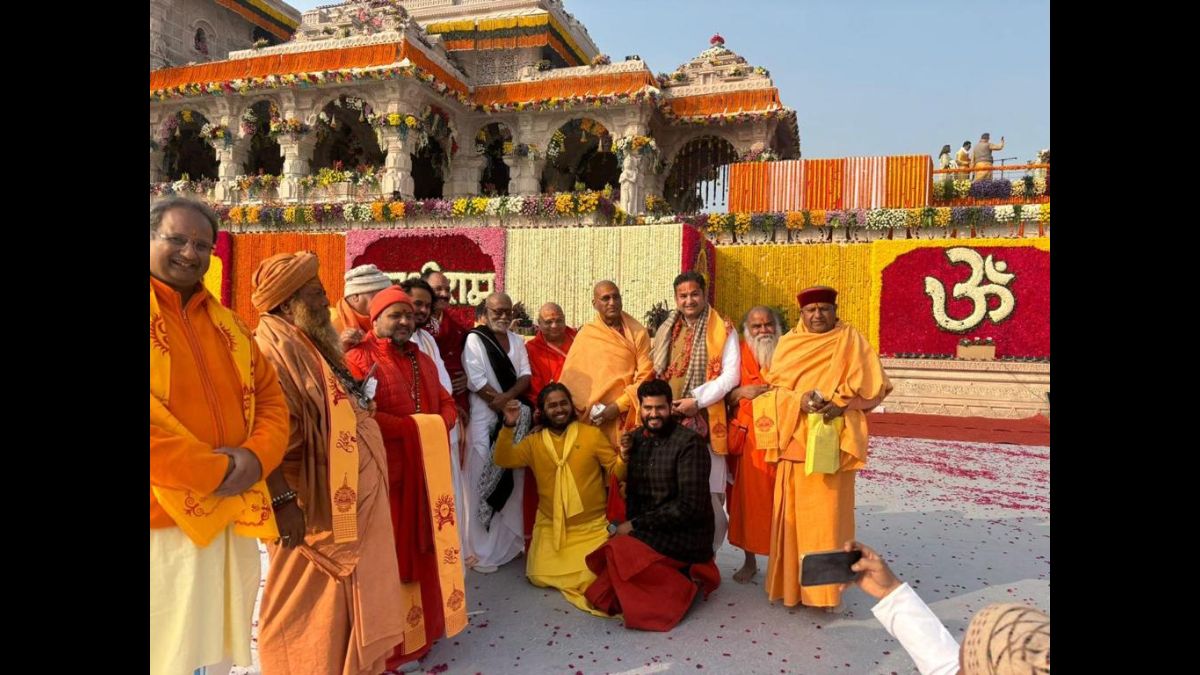 પૂજ્ય મોરારી બાપૂ અયોધ્યામાં રામ મંદિર ખાતે ભવ્ય પ્રાણ પ્રતિષ્ઠા સમારોહમાં ઉપસ્થિત રહ્યાં